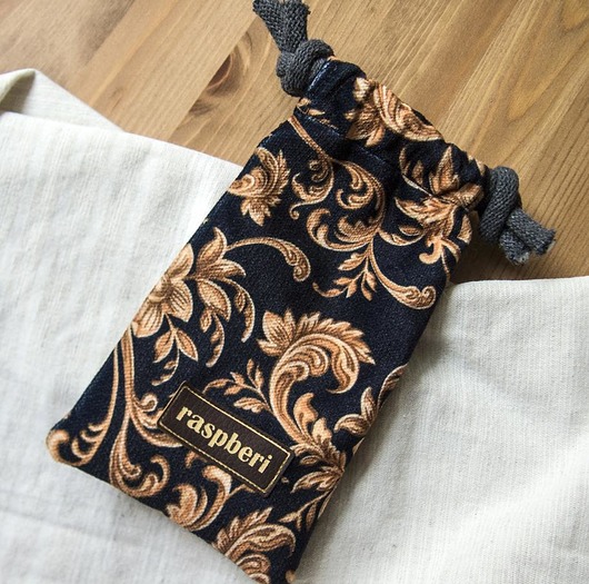 Czarne ornamelntalne etui na okulary raspberi
