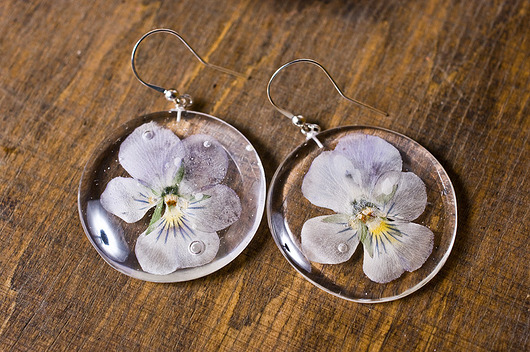 Kolczyki z bratkami - żywica, srebro So Jewelry
