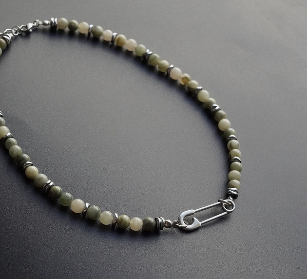chokery Choker Zielony kwarc z zawieszką w kształcie agrafki