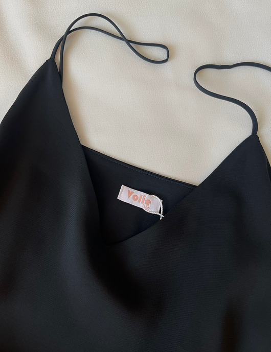 topy damskie Czarny klasyczny gładki top na ramiączka Gracia