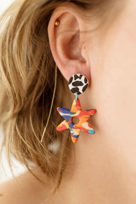 kolczyki z masy plastycznej Wiszące kolczyki w abstrakcyjny wzorek