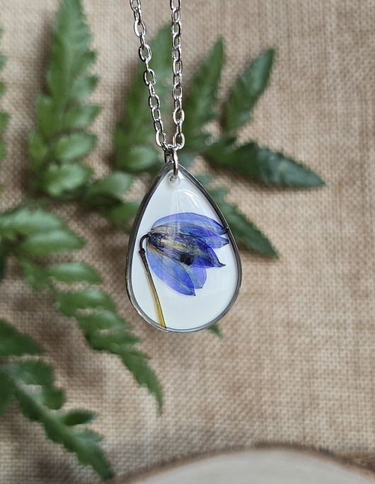 wisiory Srebrny wisiorek z niebieskim kwiatem