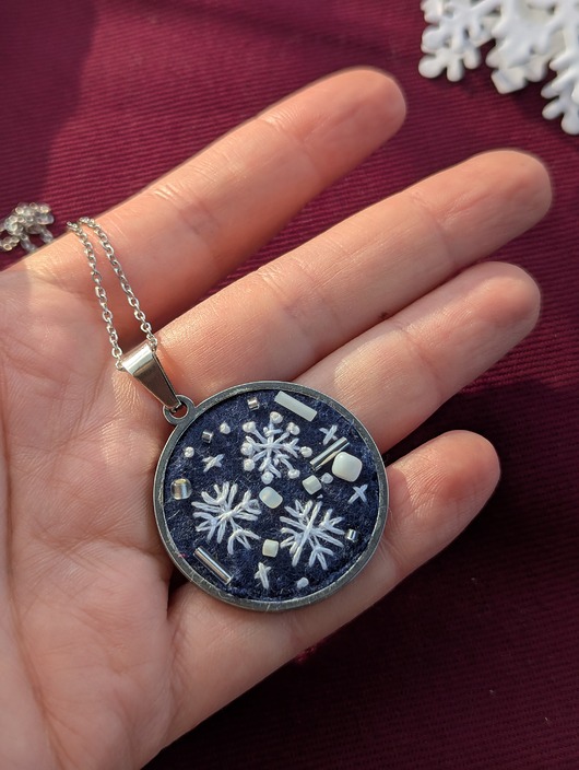 wisiory Zimowy ręcznie haftowany naszyjnik  Śnieżynki