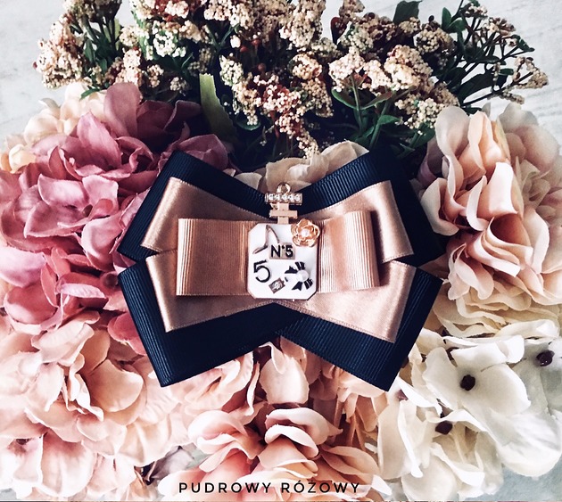 Brosza  kobieca z perfumami No. 5 NEW Pudrowy Różowy