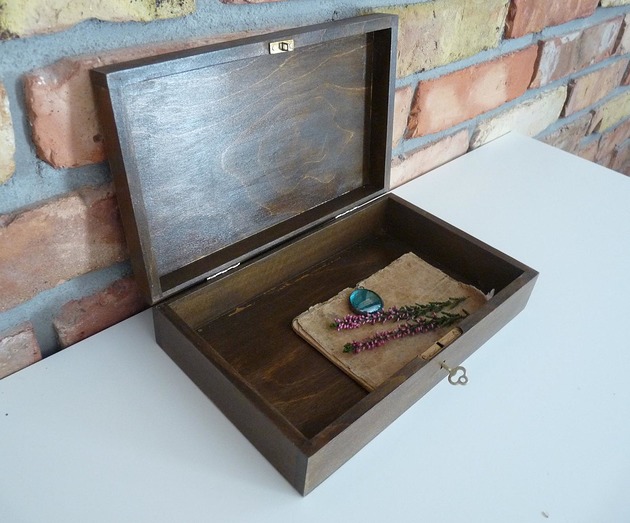 skrzynki, kufry i pudła Drewniane pudełko średnie na klucz, szkatułka