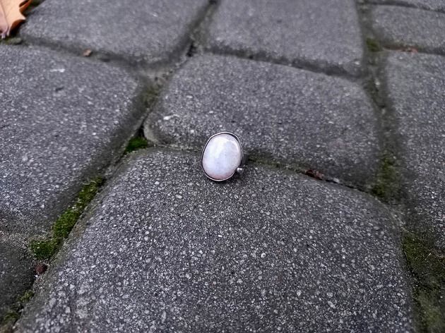 Kamień księżycowy - pierścionek regulowany po drugiej stronie lustra