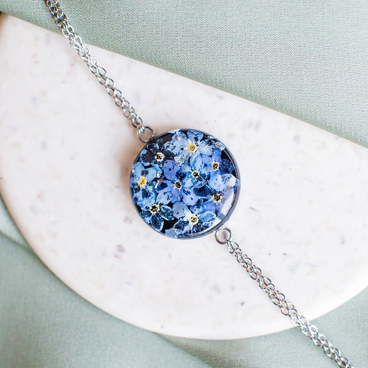 bransoletki z żywicy Bransoletka z niezapominajkami