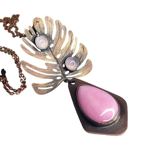 wisiory Naszyjnik z liściem monstery z różowymi agatami i jadeitem