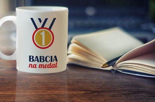 Kubek z nadrukiem - Babcia na medal AllbagAllprints
