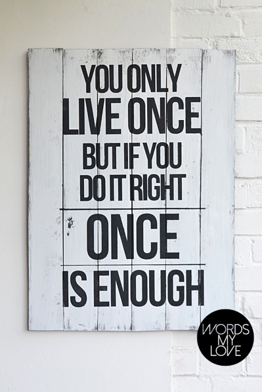 You Only Live... drewniana tablica z napisem WordsMyLove