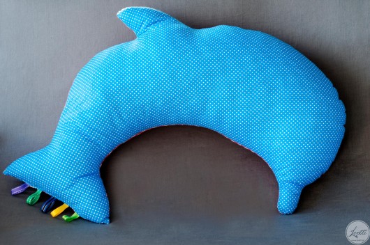 Poducha- rogal do karmienia Delfin Leotti