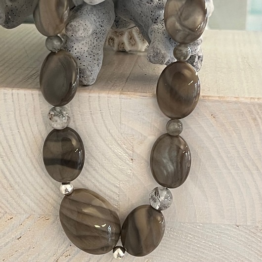 srebrne naszyjniki Elegancki Naszyjnik z Kamieniami w Kolorze Taupe/Brązu - Krzemień Pasiasty