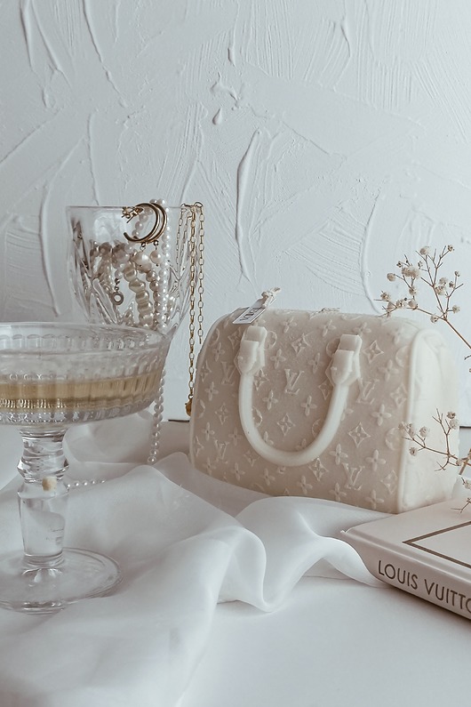 świeczniki i świece Świeca sojowa LV Inspired Bag