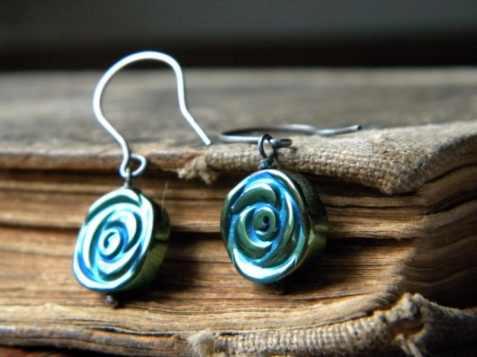 kolczyki wire wrapping hematyt  - kolczyki kwiatki - minimalistyczne