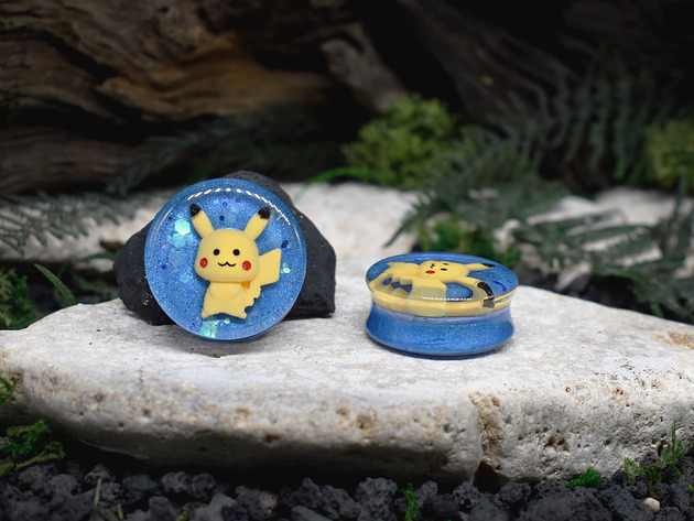 kolczyki z żywicy Tunele do uszu 28-34mm Pikachu/ plugi, rozpychacze, tapery, tunele siodłowe