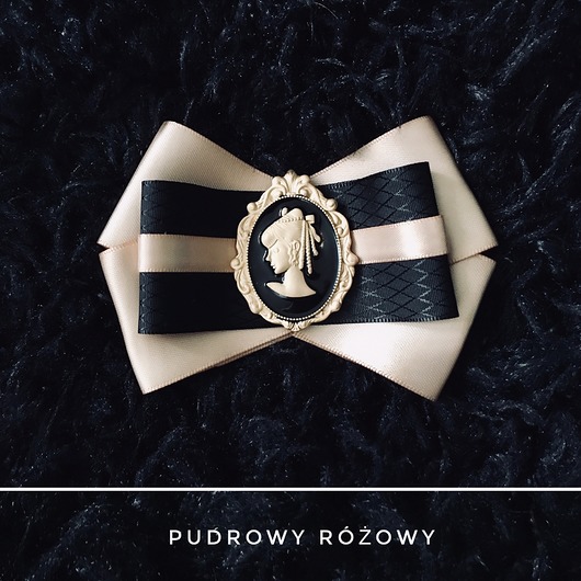 Brosza  z damą  satynowe złoto NEW Pudrowy Różowy