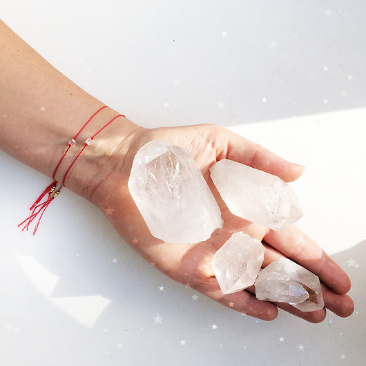 bransoletki z kamieni naturalnych Amulet z kryształem górskim - czerwona nitka