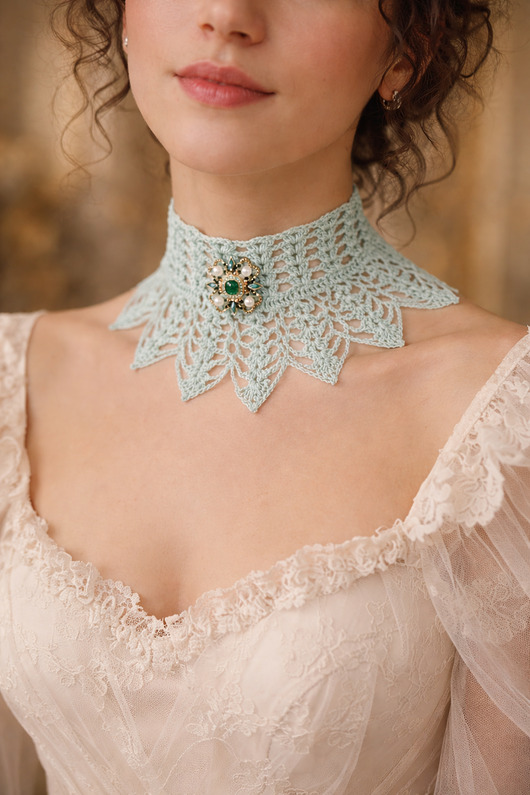 chokery Naszyjnik koronkowy miętowy z barokową broszą