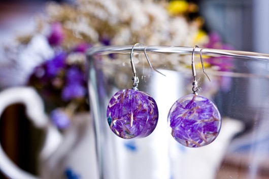 Kolczyki z fioletowymi płatkami w żywicy So Jewelry