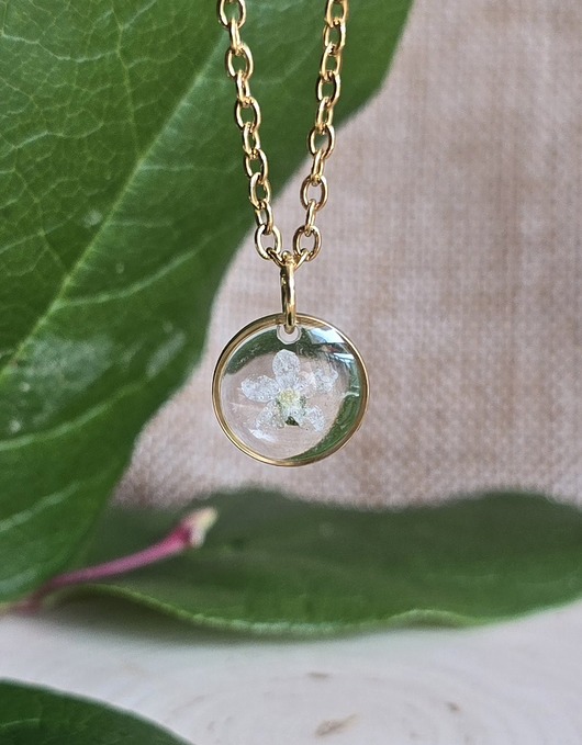 wisiory Mały wisiorek z białą niezapominajką prawdziwy kwiat