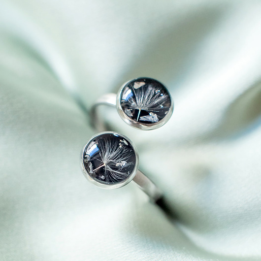 pierścionek z żywicy Pierścionek z  rzęsek dmuchawca