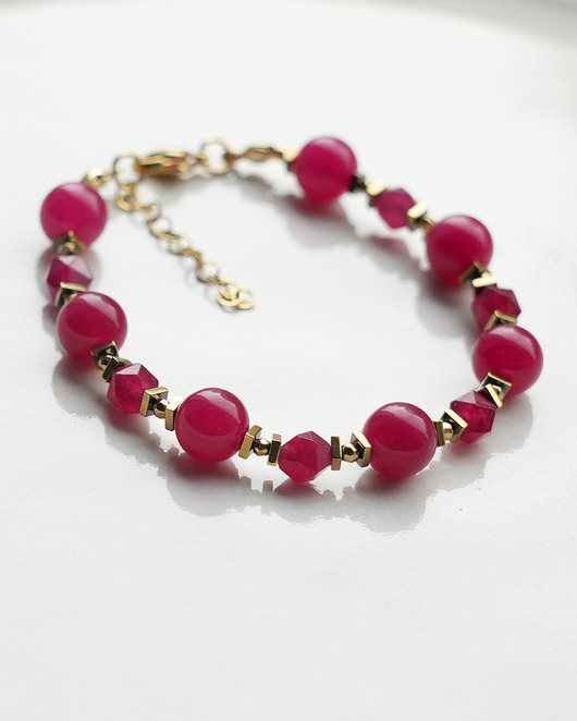 bransoletki z kamieni naturalnych Bordowa bransoletka z jadeitu