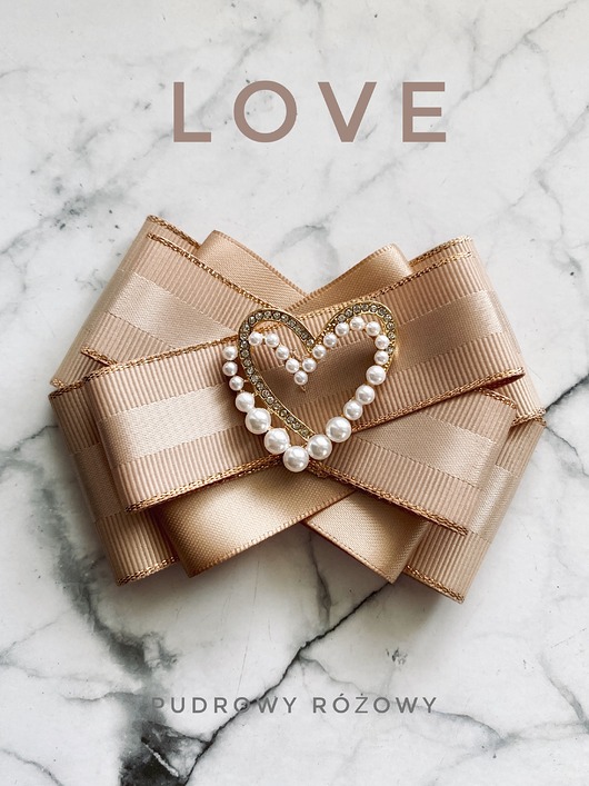 broszki Kolekcja LOVE Brosza z nowoczesnym sercem z perełek