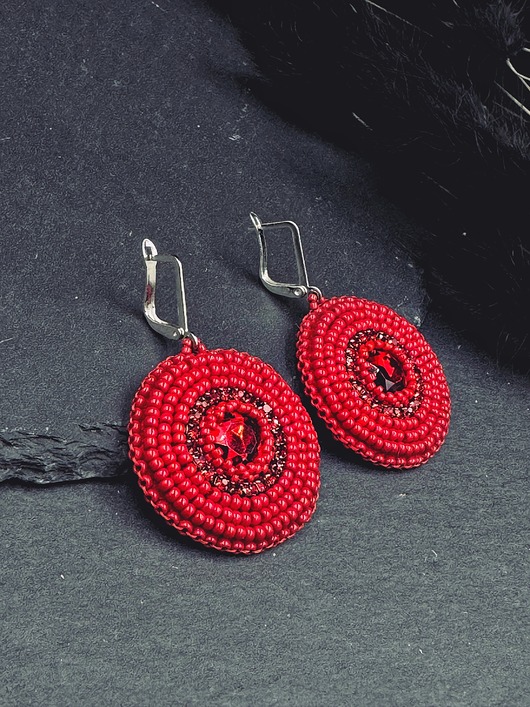 kolczyki - inne Kolczyki ręcznie haftowane koralikami z czerwonym kryształem