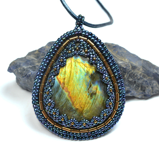 wisiory Iluve - Space IV, wisior z labradorytem, haft koralikowy