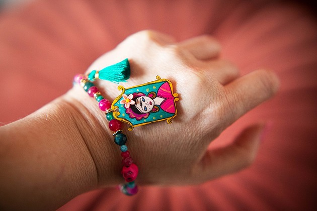 bransoletki - inne Bransoletka z naturalnych kamieni z mini portretem Fridy