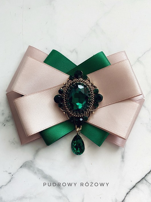 broszki Brosza  z niesamowitym szmaragdowym zielonym kryształem  NEW