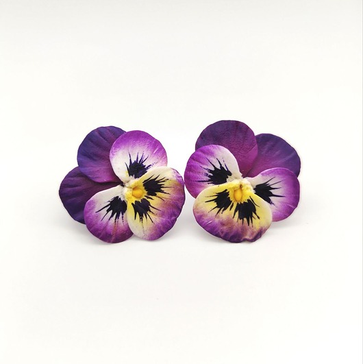 kolczyki z masy plastycznej Kwiatowe kolczyki sztyfty z polimerowej gliny Bratki, biżuteria kwiatowa