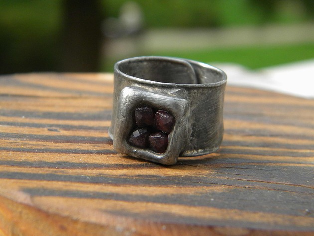 pierścionki - różne Fasetowane granaty - pierścień