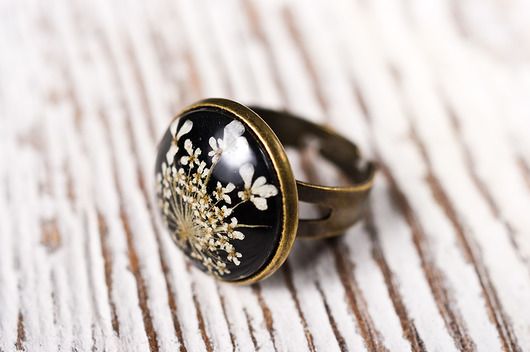 Okrągły pierścionek z żywicy z niezapominajką So Jewelry