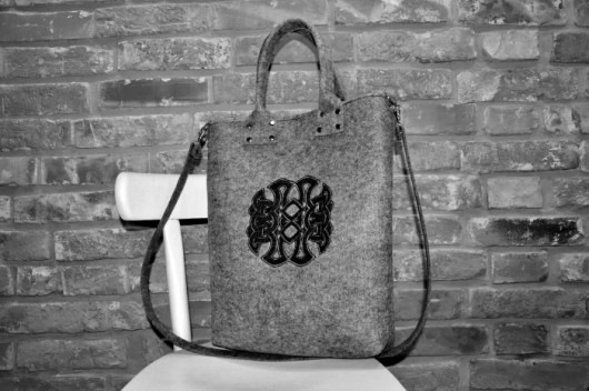 Torba hobo filcowa z haftem celtyckim PRACOWNIA 166