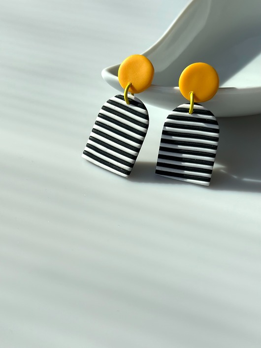 kolczyki z masy plastycznej Małe okna w paski biało-czarne