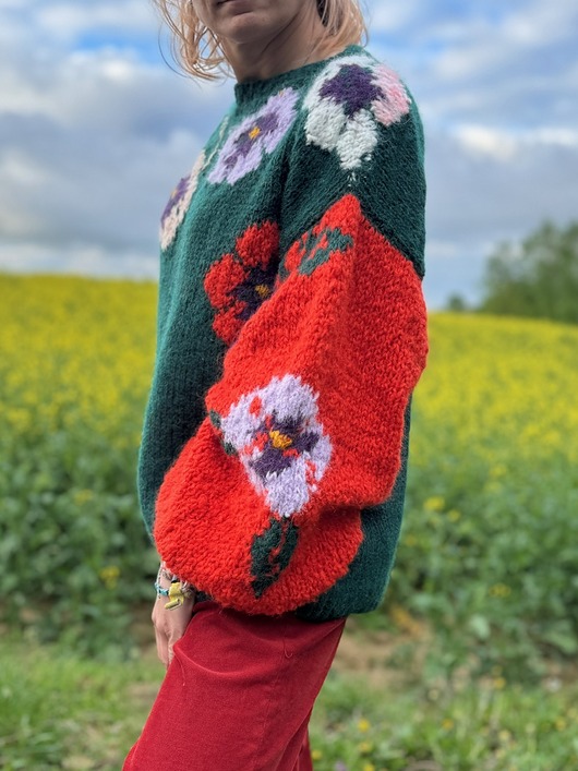 swetry damskie Sweter kwiatami zdobiony