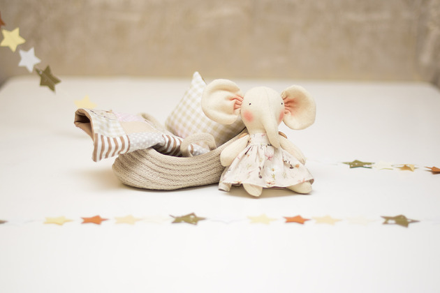 misie i maskotki Słonik w łóżeczku koszu