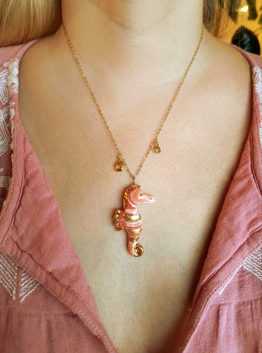 złote naszyjniki Naszyjnik pozłacany Konik Morski Różowy Kolekcja Parian
