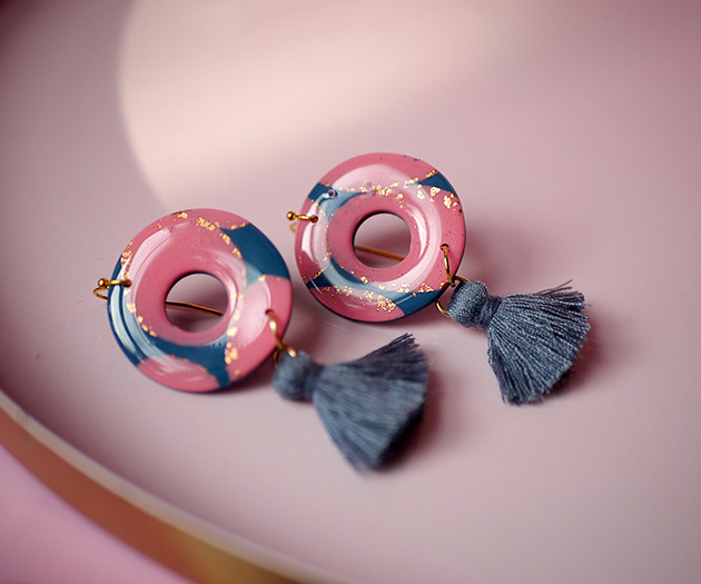 kolczyki z żywicy KOLCZYKI bigle donut z chwostem