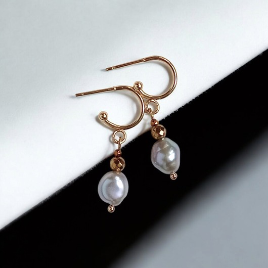 kolczyki pozłacane LUX. Srebrne perły - kolczyki na okrągłych sztyftach