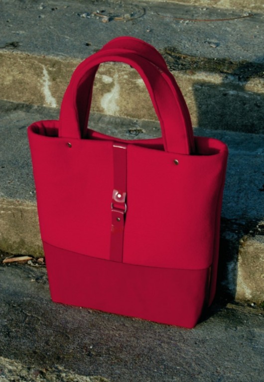 SIMPLE red + leather boom boom room