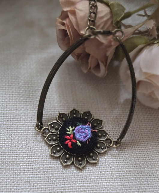 bransoletki - inne Bransoletka z kwiatowym haftem