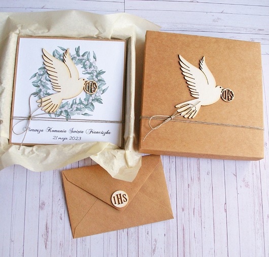 kartki na komunię Kartka, personalizacja, pudełko, koperta : gołąb IHS