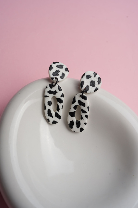 kolczyki z masy plastycznej Wiszące kolczyki w organicznym kształcie