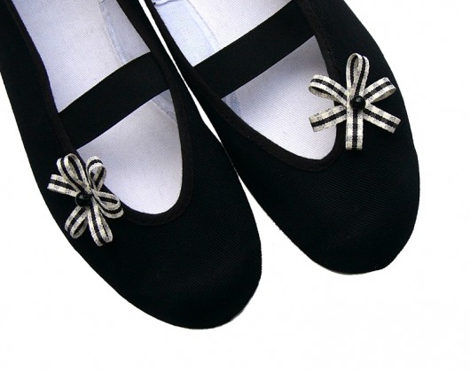 Czarne maleństwa (buty + broszki) Czarna Biedronka