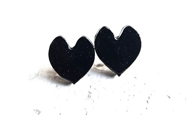 kolczyki drewniane Wkrętki Czarne serca