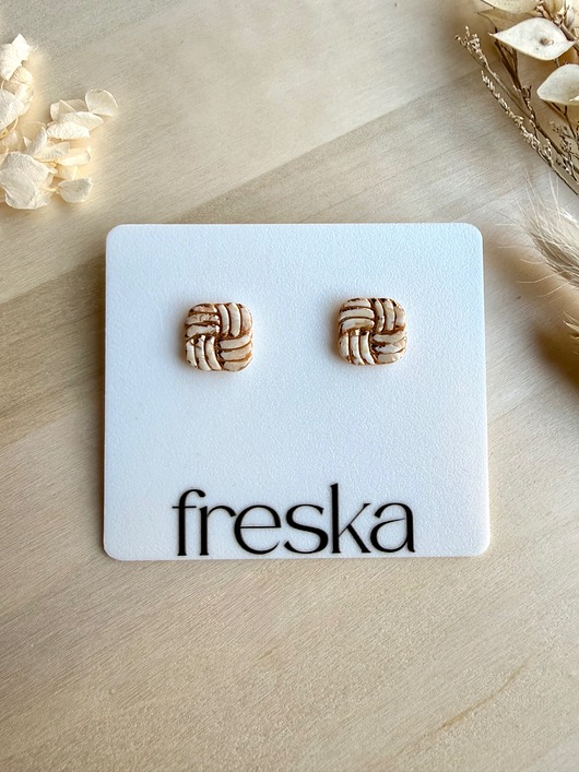 kolczyki z masy plastycznej Kolczyki Plecione kwadraty - piaskowe