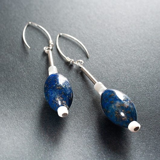 kolczyki srebrne Eleganckie kolczyki srebrne z lapis lazuli i masą perłową.[PK1]