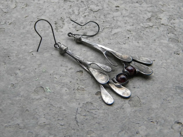 kolczyki wire wrapping Granaty  -  gałązki  -długie  kolczyki